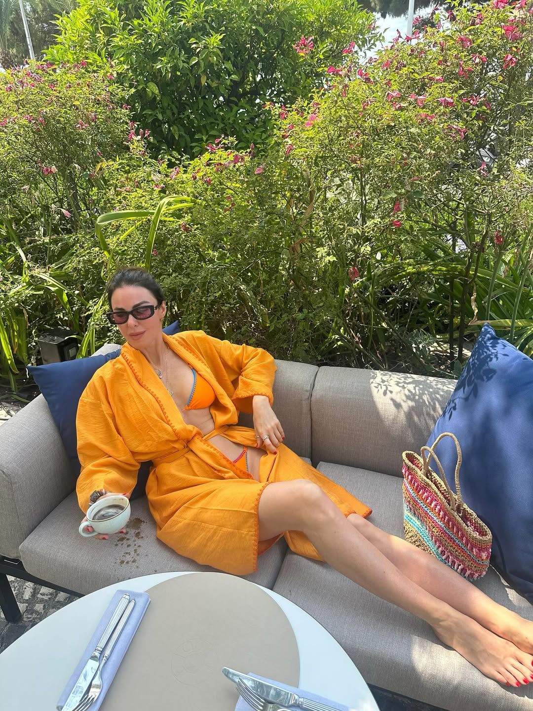 Defne Samyeli'den Cannes'da nefes kesen tatil pozları! Turuncu bikinisiyle büyüledi 8