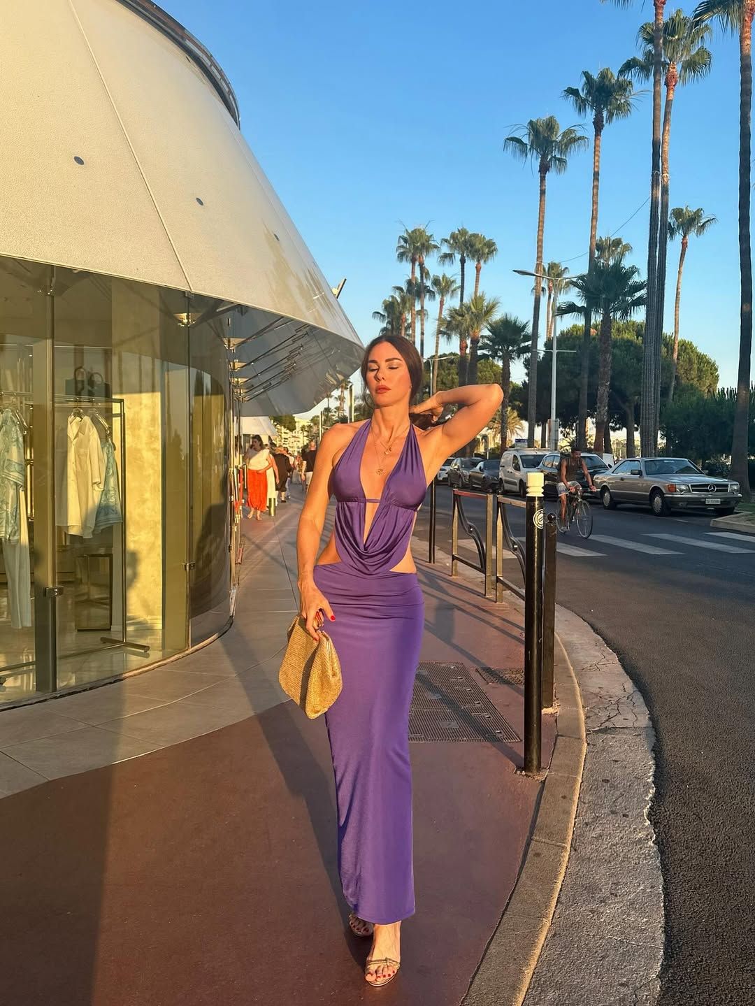 Defne Samyeli'den Cannes'da nefes kesen tatil pozları! Turuncu bikinisiyle büyüledi 1