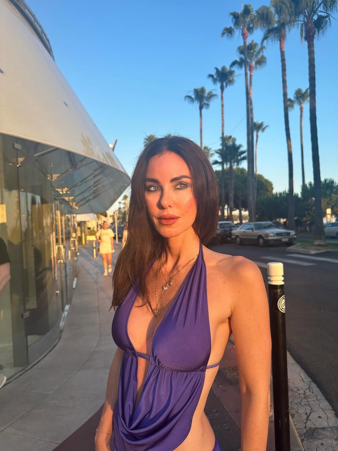 Defne Samyeli'den Cannes'da nefes kesen tatil pozları! Turuncu bikinisiyle büyüledi 3