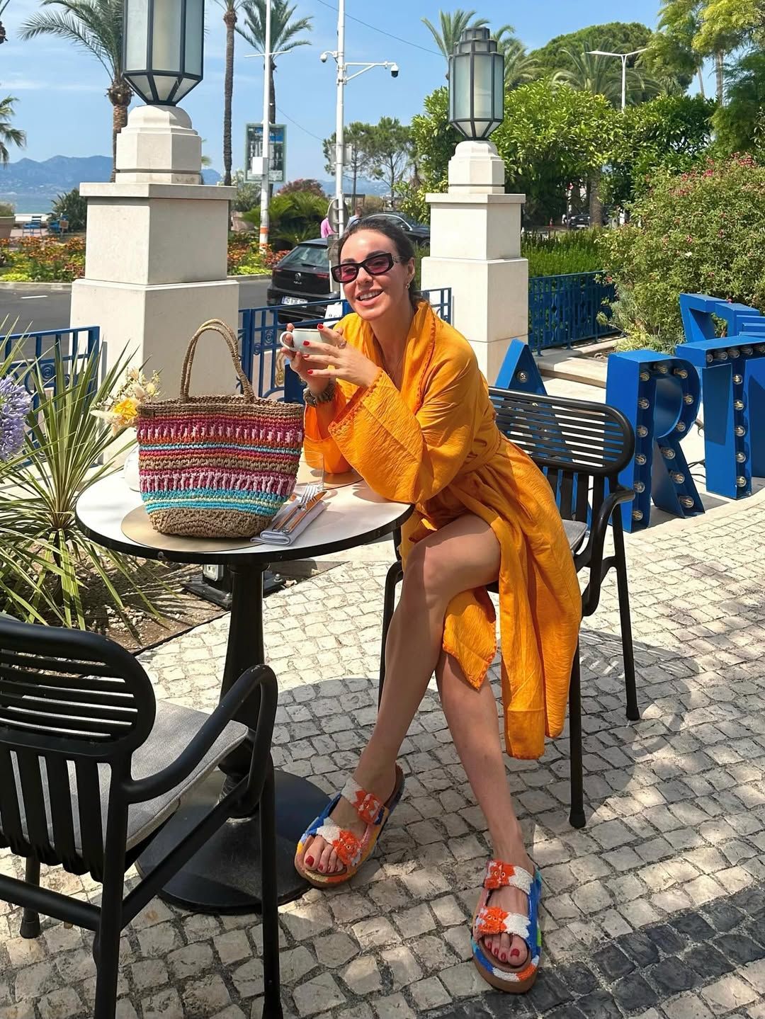 Defne Samyeli'den Cannes'da nefes kesen tatil pozları! Turuncu bikinisiyle büyüledi 4