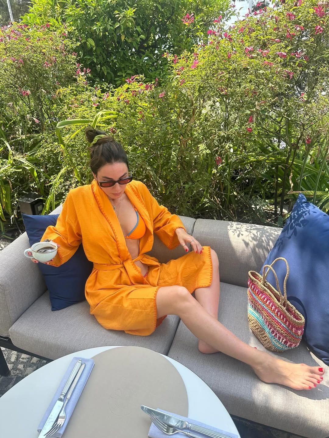 Defne Samyeli'den Cannes'da nefes kesen tatil pozları! Turuncu bikinisiyle büyüledi 5