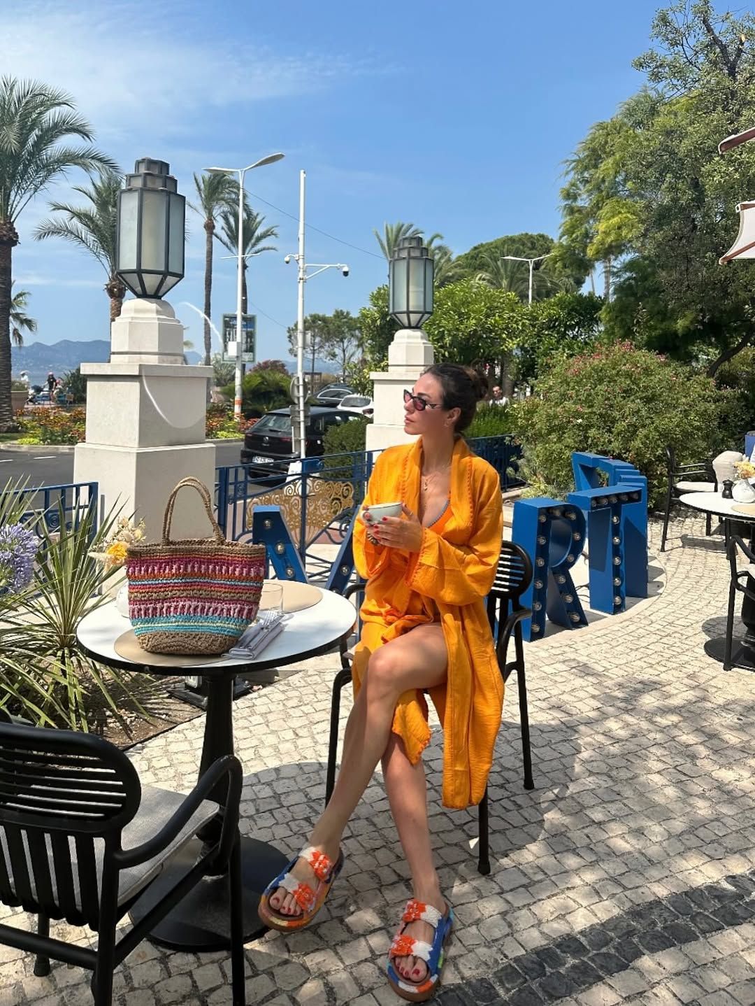 Defne Samyeli'den Cannes'da nefes kesen tatil pozları! Turuncu bikinisiyle büyüledi 7