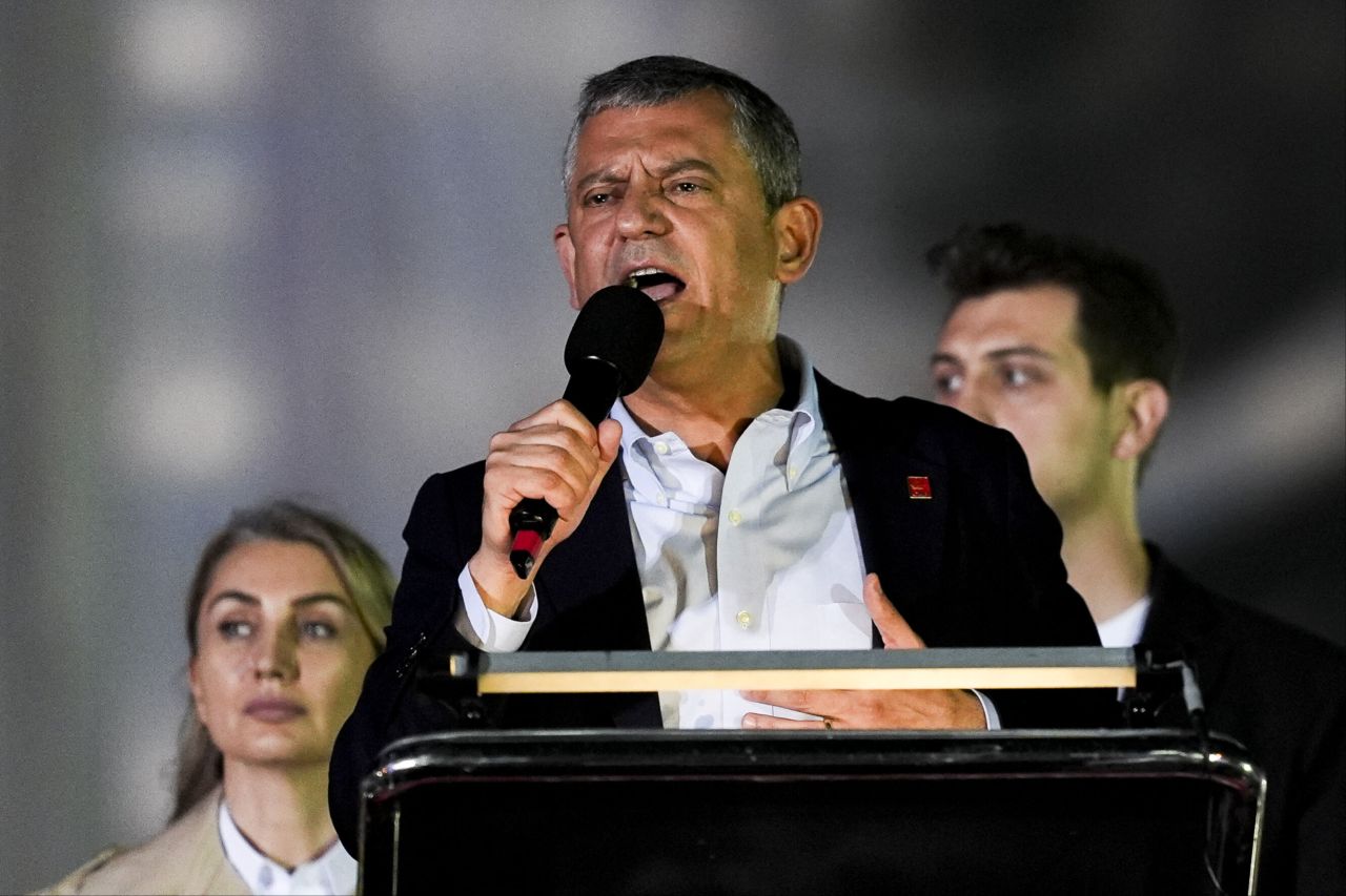 Özgür Özel'den Erdoğan’a ‘cunta’ hakareti! Saraçhane’de Müslümanlara tehdit: Bir bir asılacaksınız! 1