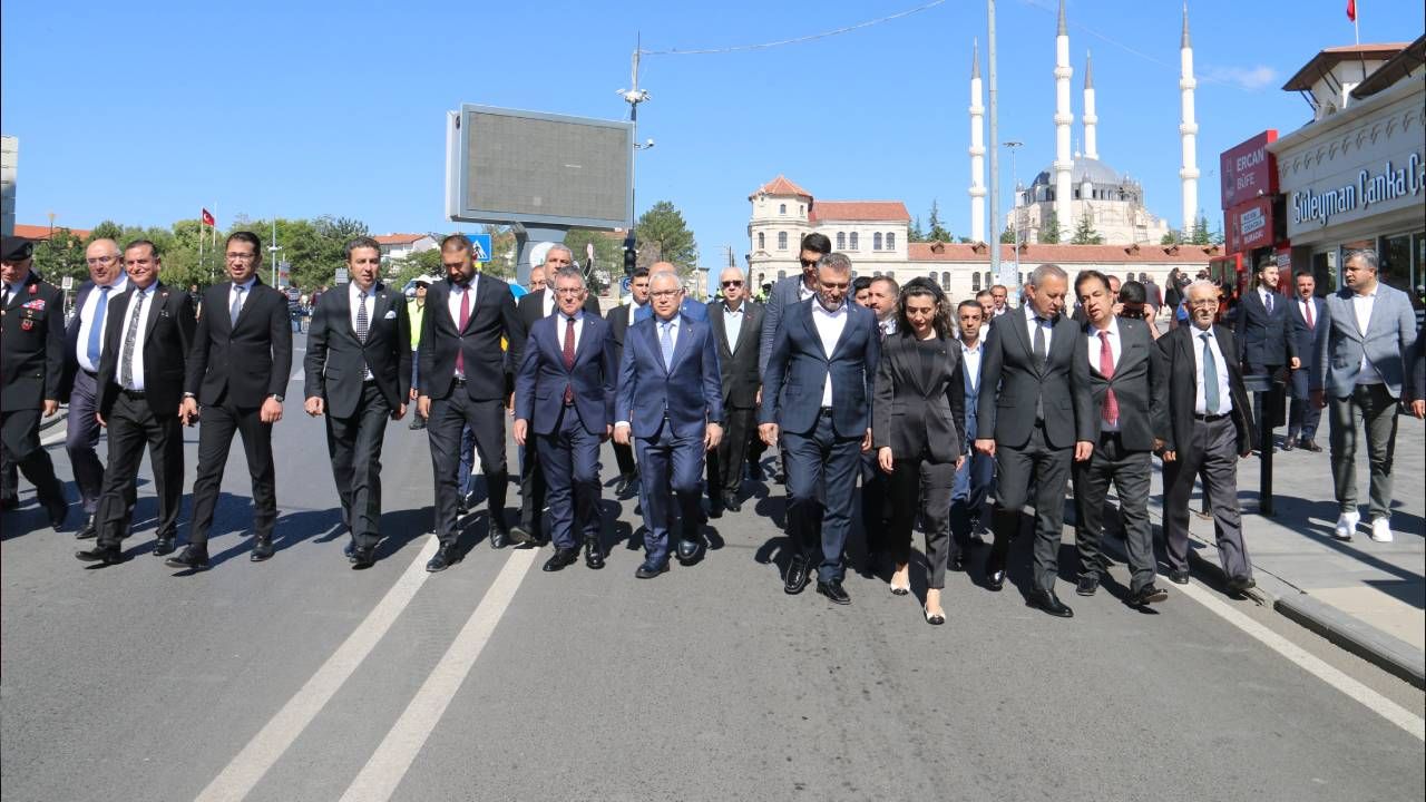 Sivas Katliamı'nda hayatını kaybedenler anıldı.. Abdullah Güler: Bizler kardeşiz. Bizim Alevi-Sünni diye bir ayrımımız yok 6