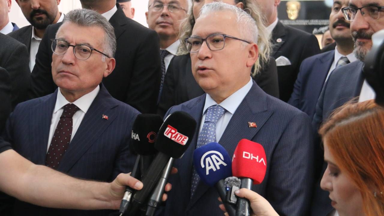 Sivas Katliamı'nda hayatını kaybedenler anıldı.. Abdullah Güler: Bizler kardeşiz. Bizim Alevi-Sünni diye bir ayrımımız yok 4