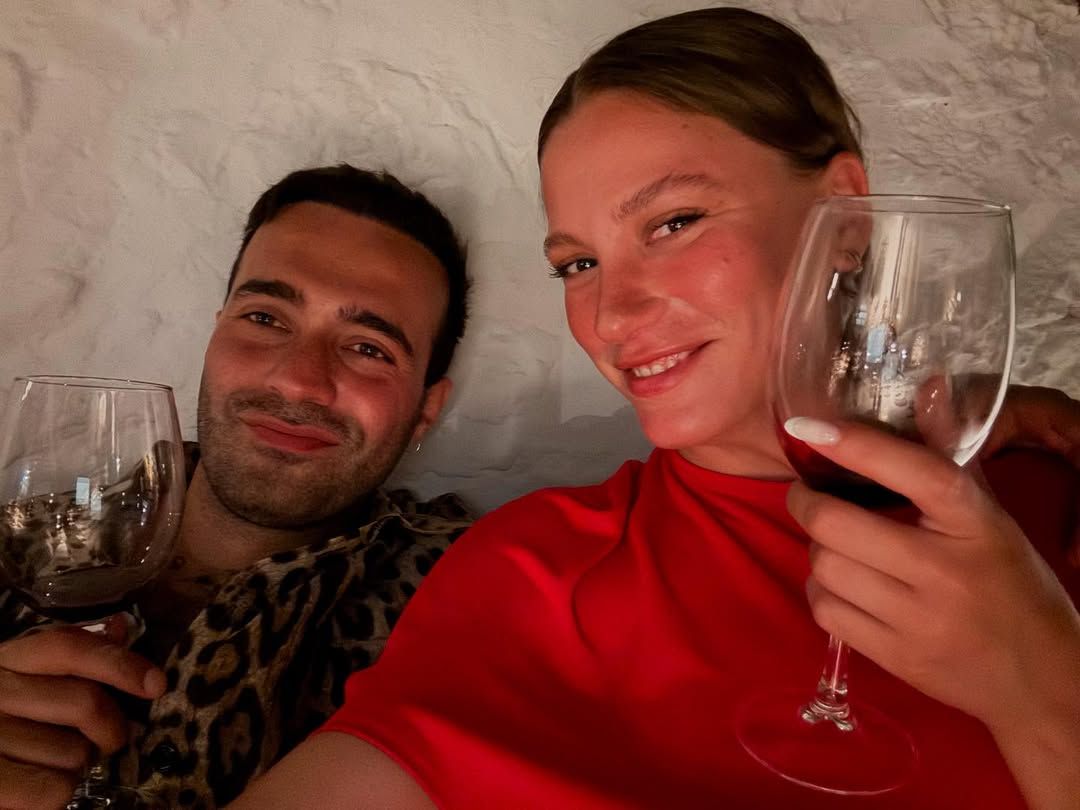Mert Demir ile Serenay Sarıkaya, ayrılık söylentilerine romantik paylaşımlarıyla son noktayı koydu! 1