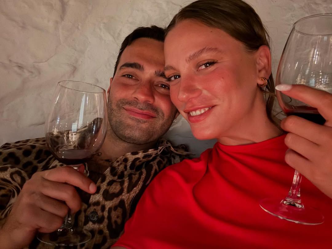 Mert Demir ile Serenay Sarıkaya, ayrılık söylentilerine romantik paylaşımlarıyla son noktayı koydu! 8