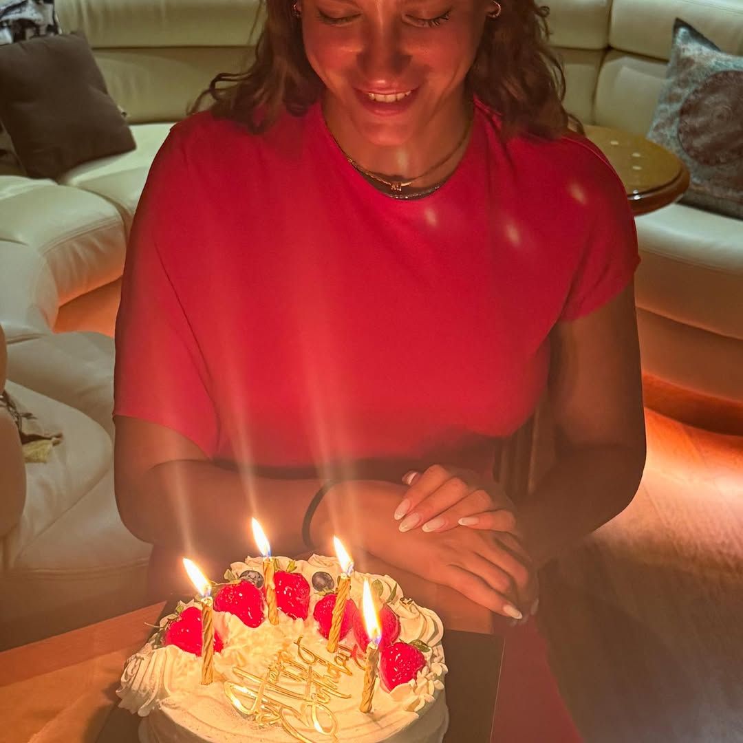 Mert Demir ile Serenay Sarıkaya, ayrılık söylentilerine romantik paylaşımlarıyla son noktayı koydu! 9