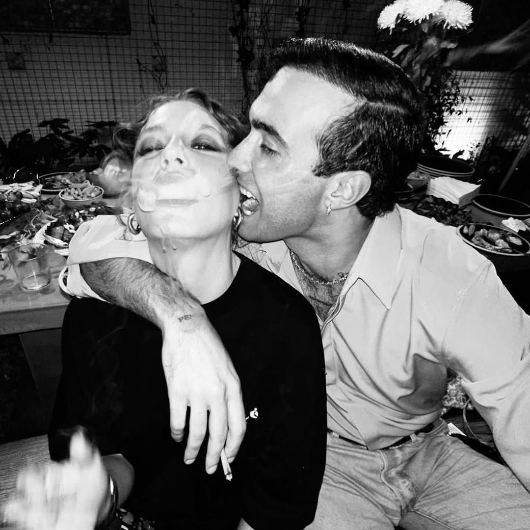 Mert Demir ile Serenay Sarıkaya, ayrılık söylentilerine romantik paylaşımlarıyla son noktayı koydu! 5