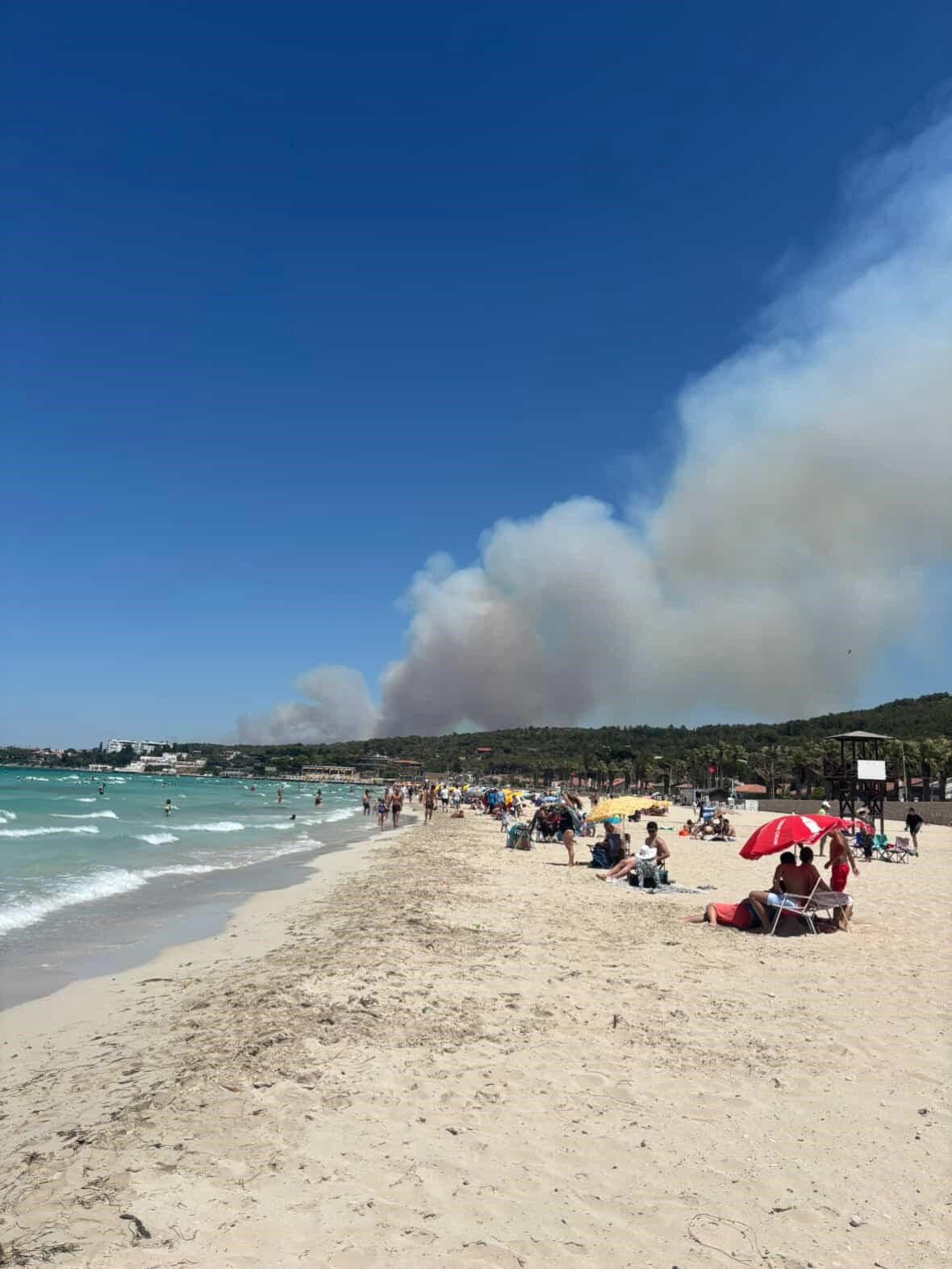 Çeşme'de yangın büyüdü, yazlık evler tahliye edildi, 5 uçak ve 18 helikopterle müdahale sürüyor 6