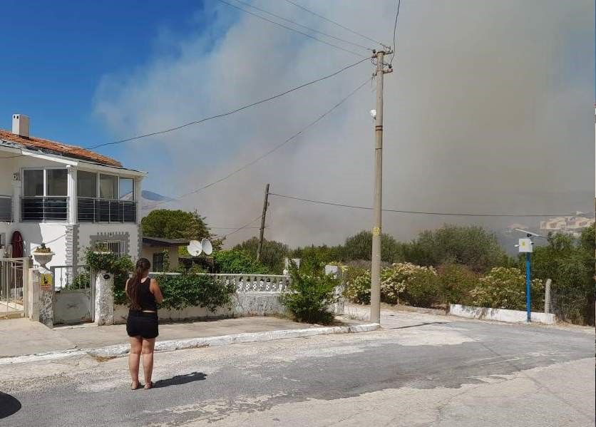 Çeşme'de yangın büyüdü, yazlık evler tahliye edildi, 5 uçak ve 18 helikopterle müdahale sürüyor 3