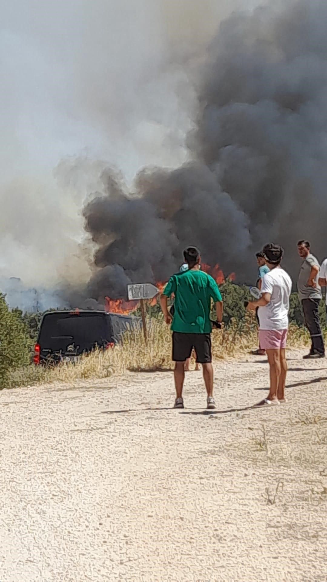 Çeşme'de yangın büyüdü, yazlık evler tahliye edildi, 5 uçak ve 18 helikopterle müdahale sürüyor 1