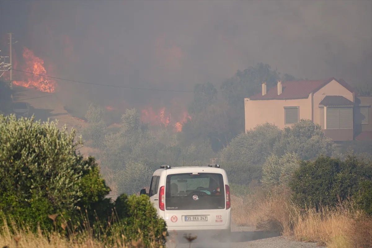 Çeşme'de yangın felaketi! Alevler villalara kadar ulaştı... Can kaybı var! Yangının sebebi elektrik hattı mı? 12