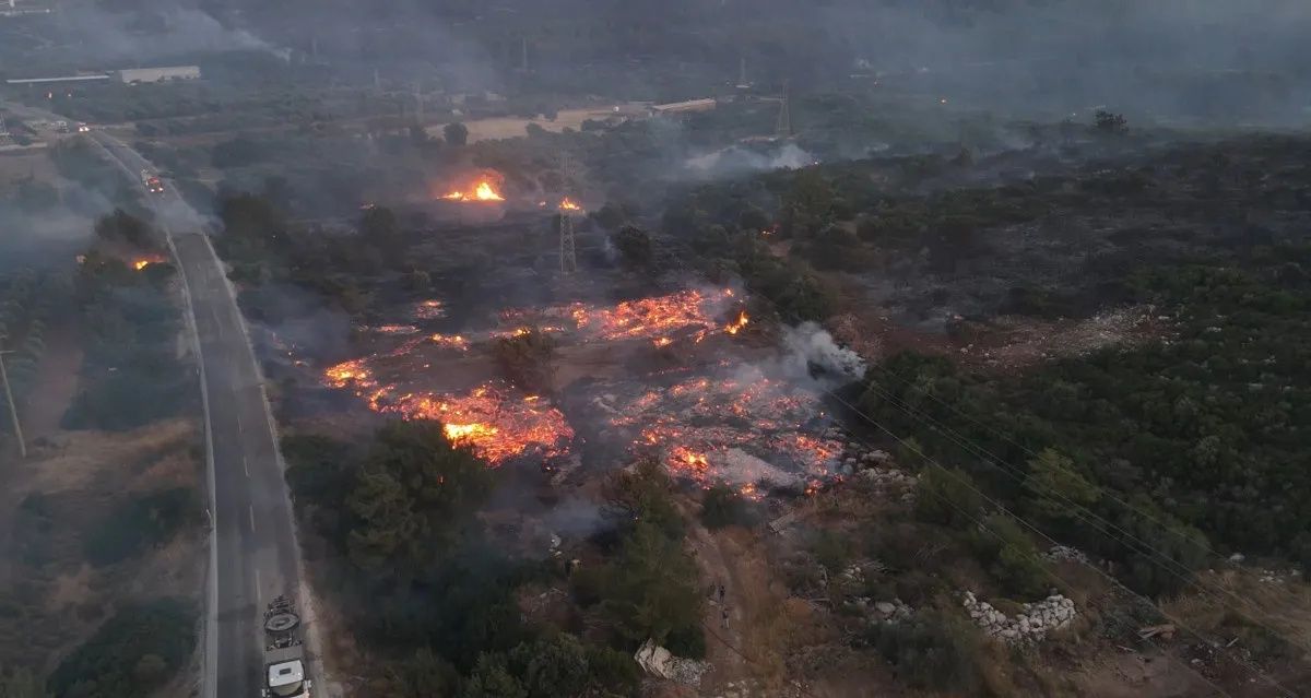 Çeşme yanarken kulüpler son ses: Bir taraf can derdinde, bir taraf dans pistinde! 4