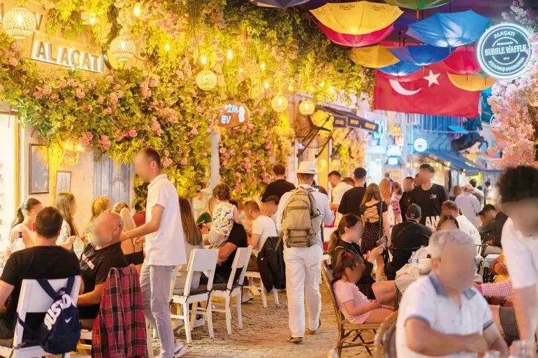 Çeşme yanarken kulüpler son ses: Bir taraf can derdinde, bir taraf dans pistinde! 3