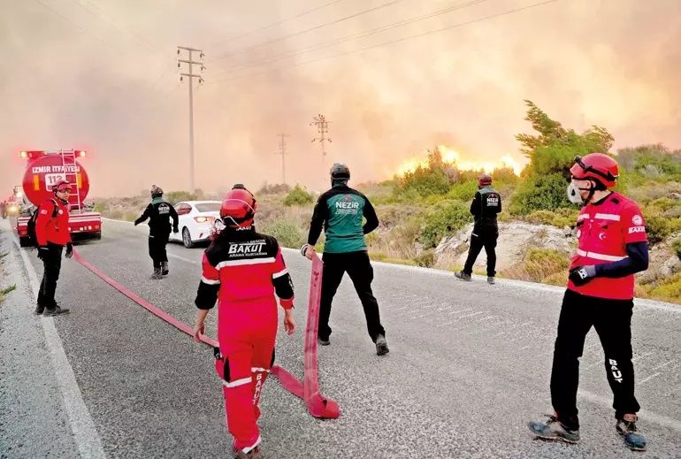 Çeşme yanarken kulüpler son ses: Bir taraf can derdinde, bir taraf dans pistinde! 1