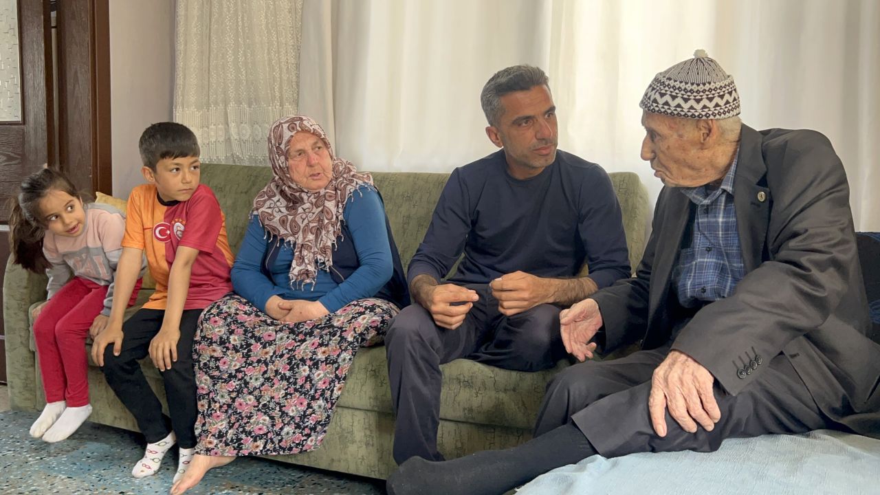 103 yaşındaki Kore gazisi torununun torununu gördü... "Belki 110 belki de 120'ye kadar da yaşarım" 3