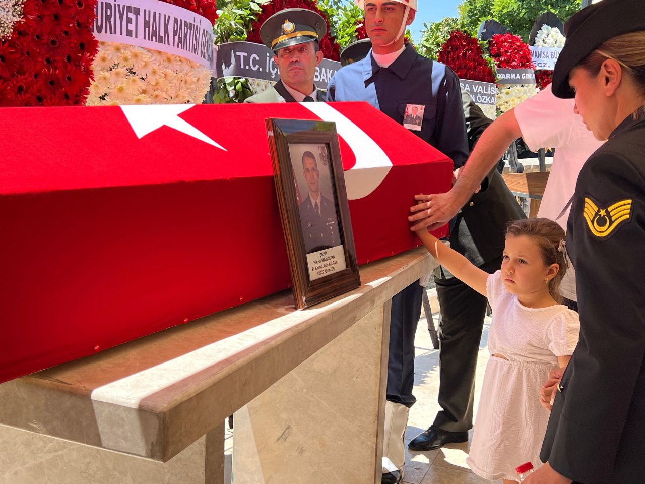 Türkiye 12 Mehmetçik'i uğurladı, yürekler dağlandı... Elinde oyuncağı, şehit babasının tabutuna sarılıp gözyaşı döktü 5