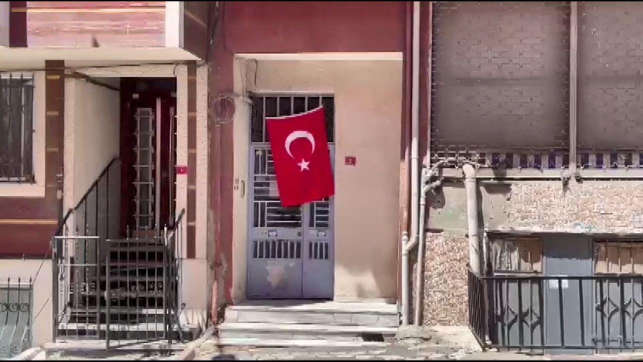 Türkiye 12 Mehmetçik'i uğurladı, yürekler dağlandı... Elinde oyuncağı, şehit babasının tabutuna sarılıp gözyaşı döktü 2