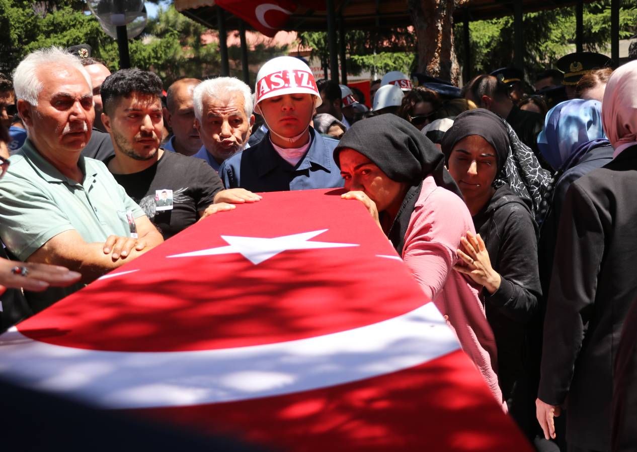Türkiye 12 Mehmetçik'i uğurladı, yürekler dağlandı... Elinde oyuncağı, şehit babasının tabutuna sarılıp gözyaşı döktü 13