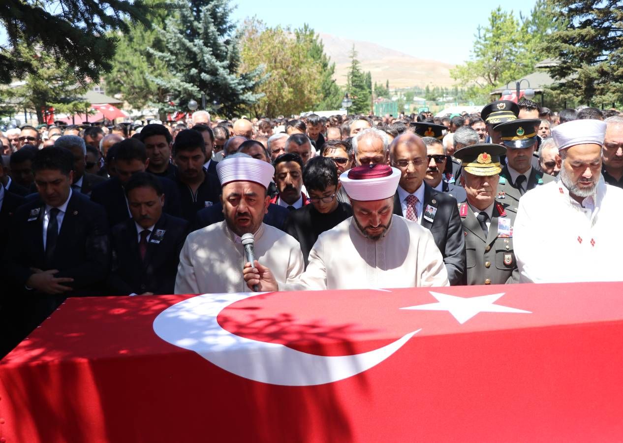 Türkiye 12 Mehmetçik'i uğurladı, yürekler dağlandı... Elinde oyuncağı, şehit babasının tabutuna sarılıp gözyaşı döktü 10