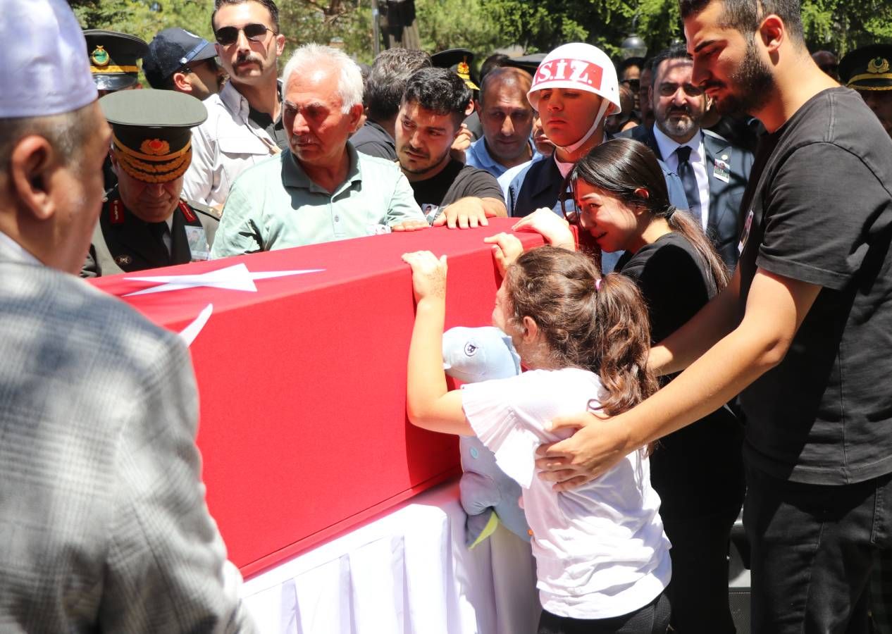 Türkiye 12 Mehmetçik'i uğurladı, yürekler dağlandı... Elinde oyuncağı, şehit babasının tabutuna sarılıp gözyaşı döktü 11