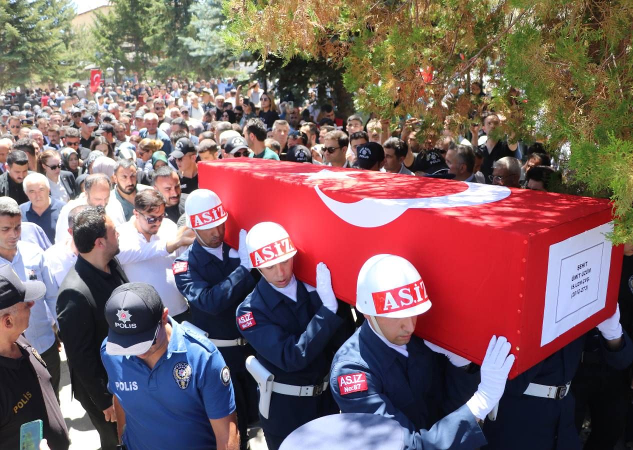Türkiye 12 Mehmetçik'i uğurladı, yürekler dağlandı... Elinde oyuncağı, şehit babasının tabutuna sarılıp gözyaşı döktü 12