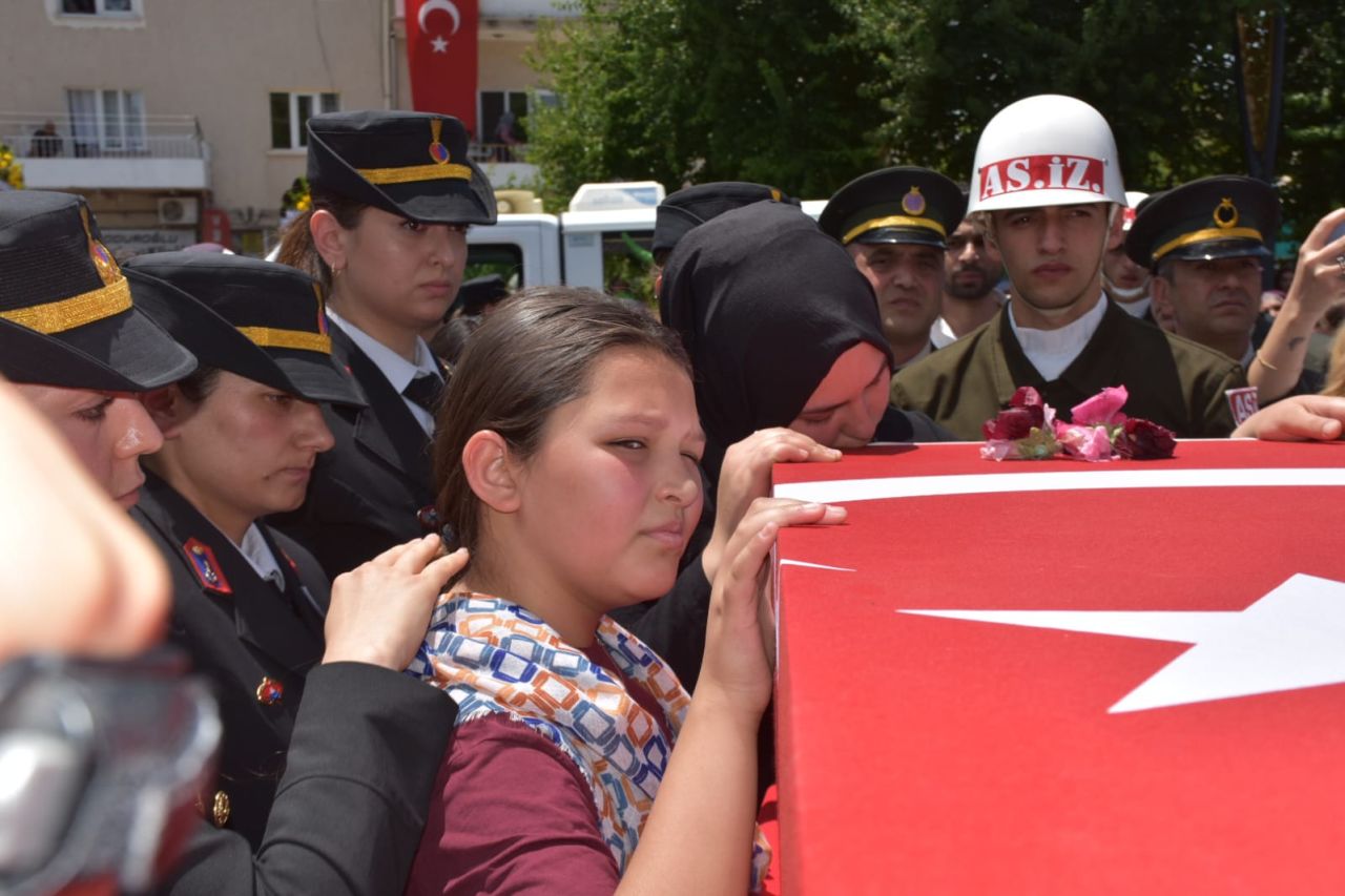 Türkiye 12 Mehmetçik'i uğurladı, yürekler dağlandı... Elinde oyuncağı, şehit babasının tabutuna sarılıp gözyaşı döktü 8