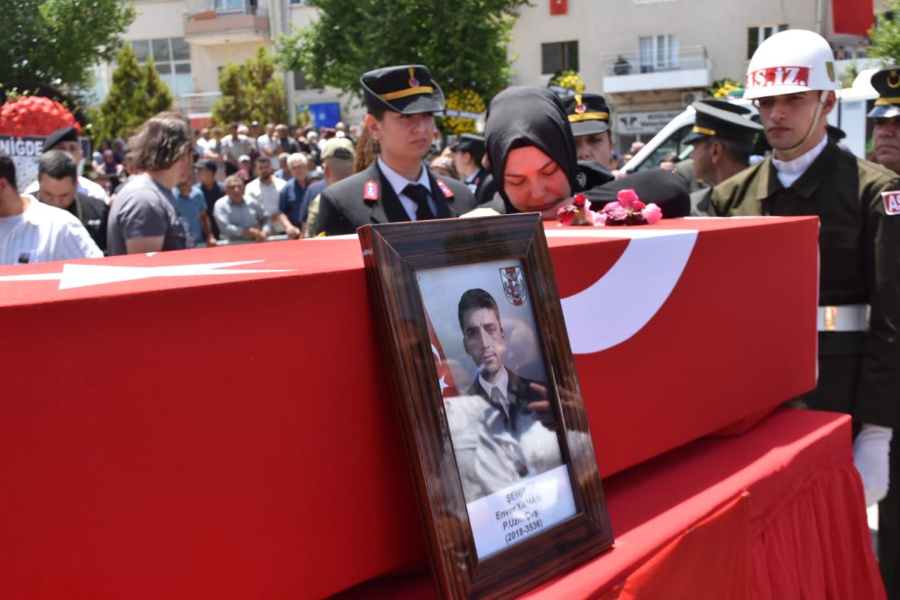 Türkiye 12 Mehmetçik'i uğurladı, yürekler dağlandı... Elinde oyuncağı, şehit babasının tabutuna sarılıp gözyaşı döktü 7