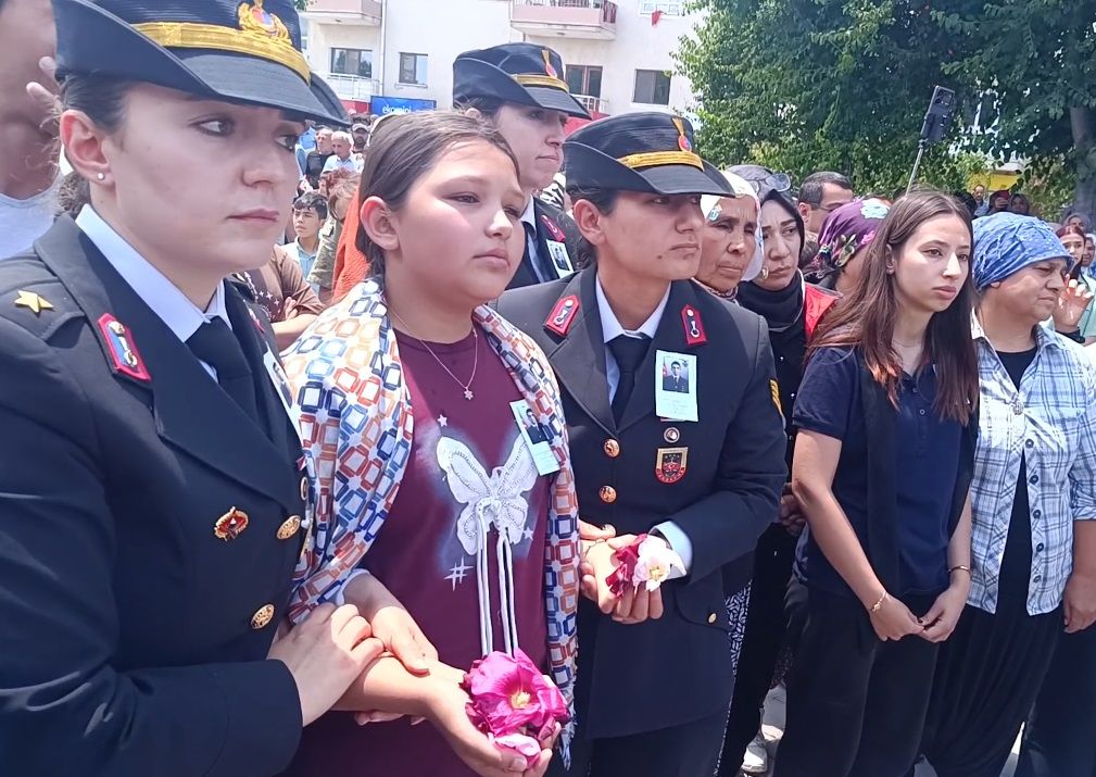 Türkiye 12 Mehmetçik'i uğurladı, yürekler dağlandı... Elinde oyuncağı, şehit babasının tabutuna sarılıp gözyaşı döktü 9