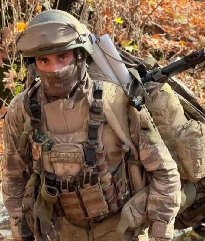 Türkiye 12 Mehmetçik'i uğurladı, yürekler dağlandı... Elinde oyuncağı, şehit babasının tabutuna sarılıp gözyaşı döktü 6