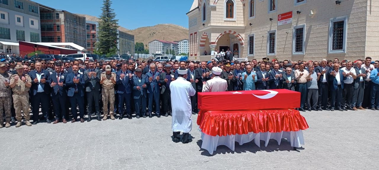 Türkiye 12 Mehmetçik'i uğurladı, yürekler dağlandı... Elinde oyuncağı, şehit babasının tabutuna sarılıp gözyaşı döktü 3