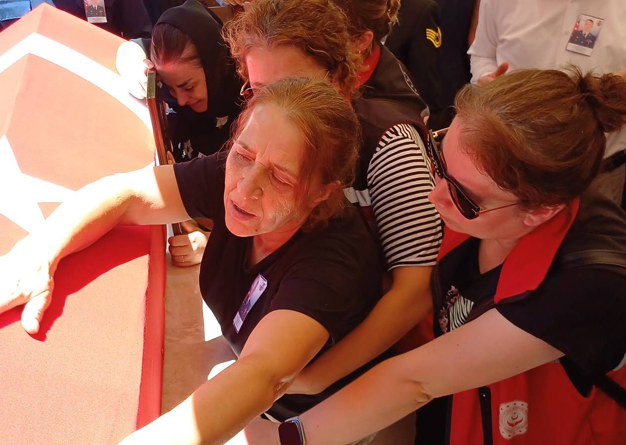 Türkiye 12 Mehmetçik'i uğurladı, yürekler dağlandı... Elinde oyuncağı, şehit babasının tabutuna sarılıp gözyaşı döktü 4