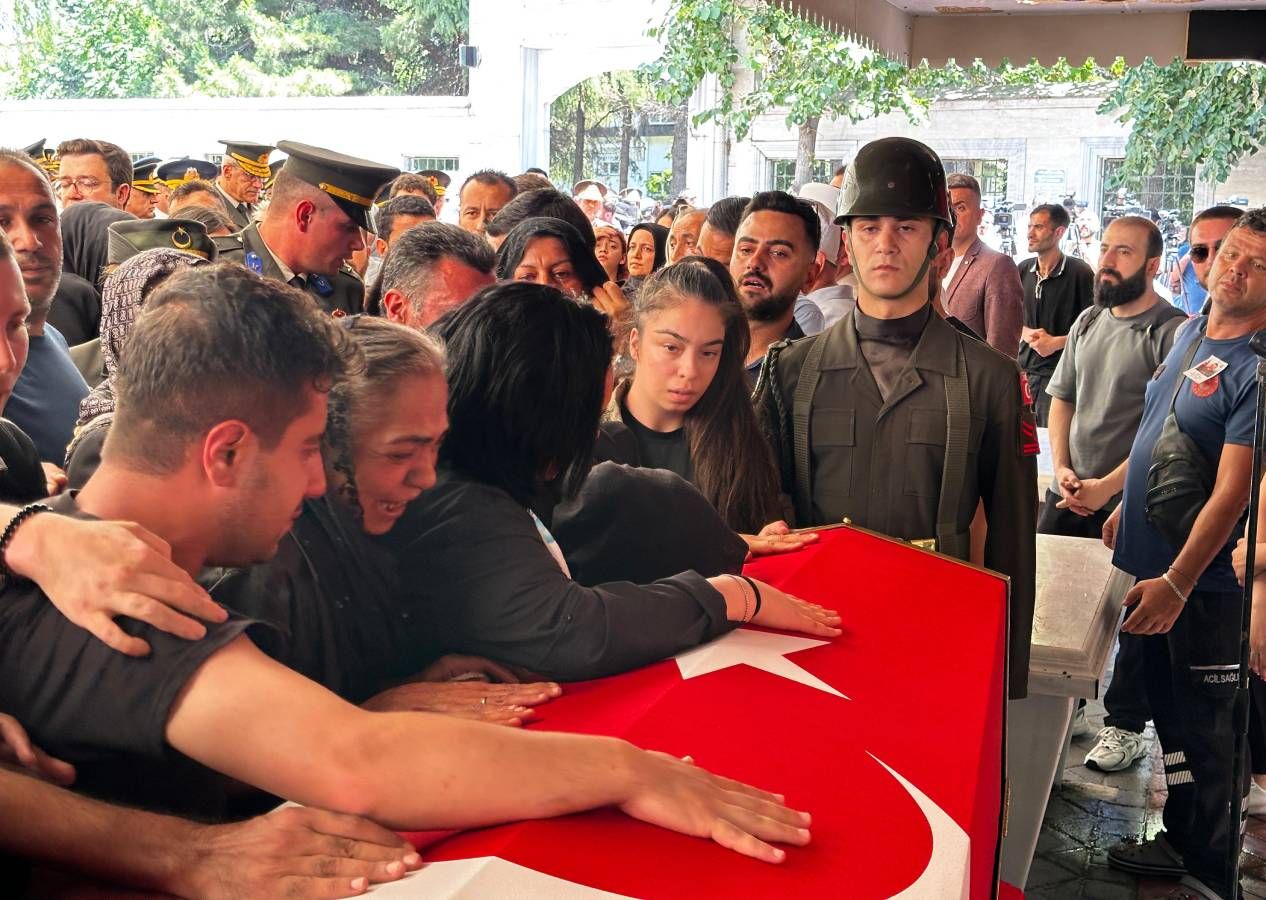 Türkiye 12 Mehmetçik'i uğurladı, yürekler dağlandı... Elinde oyuncağı, şehit babasının tabutuna sarılıp gözyaşı döktü 1
