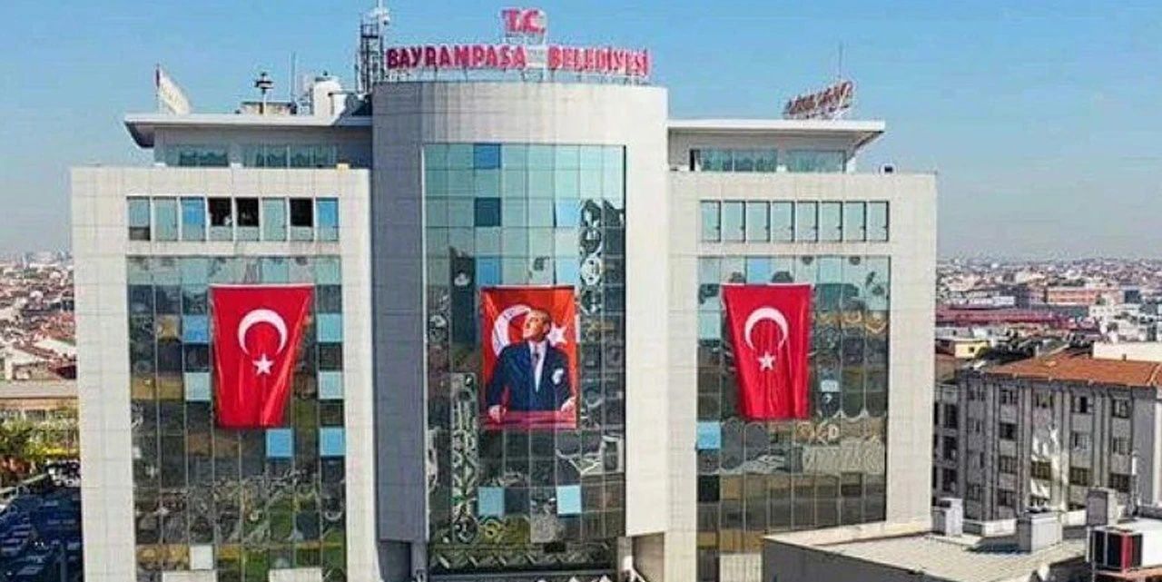 CHP’li Bayrampaşa Belediyesi’nde istifa krizi!  Saki Teker ve Ali Karahasanoğlu “Gayri ahlaki tutum, para hırsı ve küfürlü sözler artık yetti” diyerek istifa etti... 2