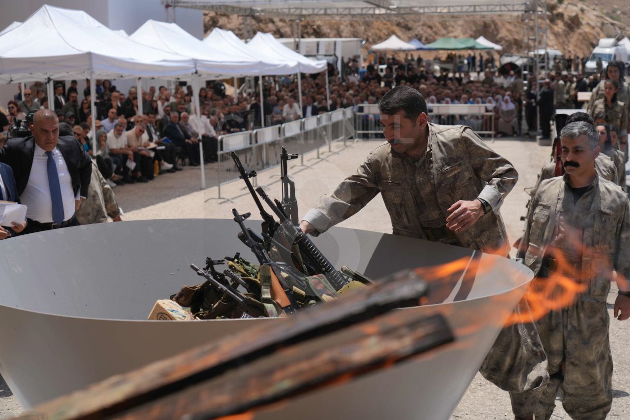 PKK'lıların silahları yaktığı anlar paylaşıldı! Keleşler kazanda yakıldı... 6