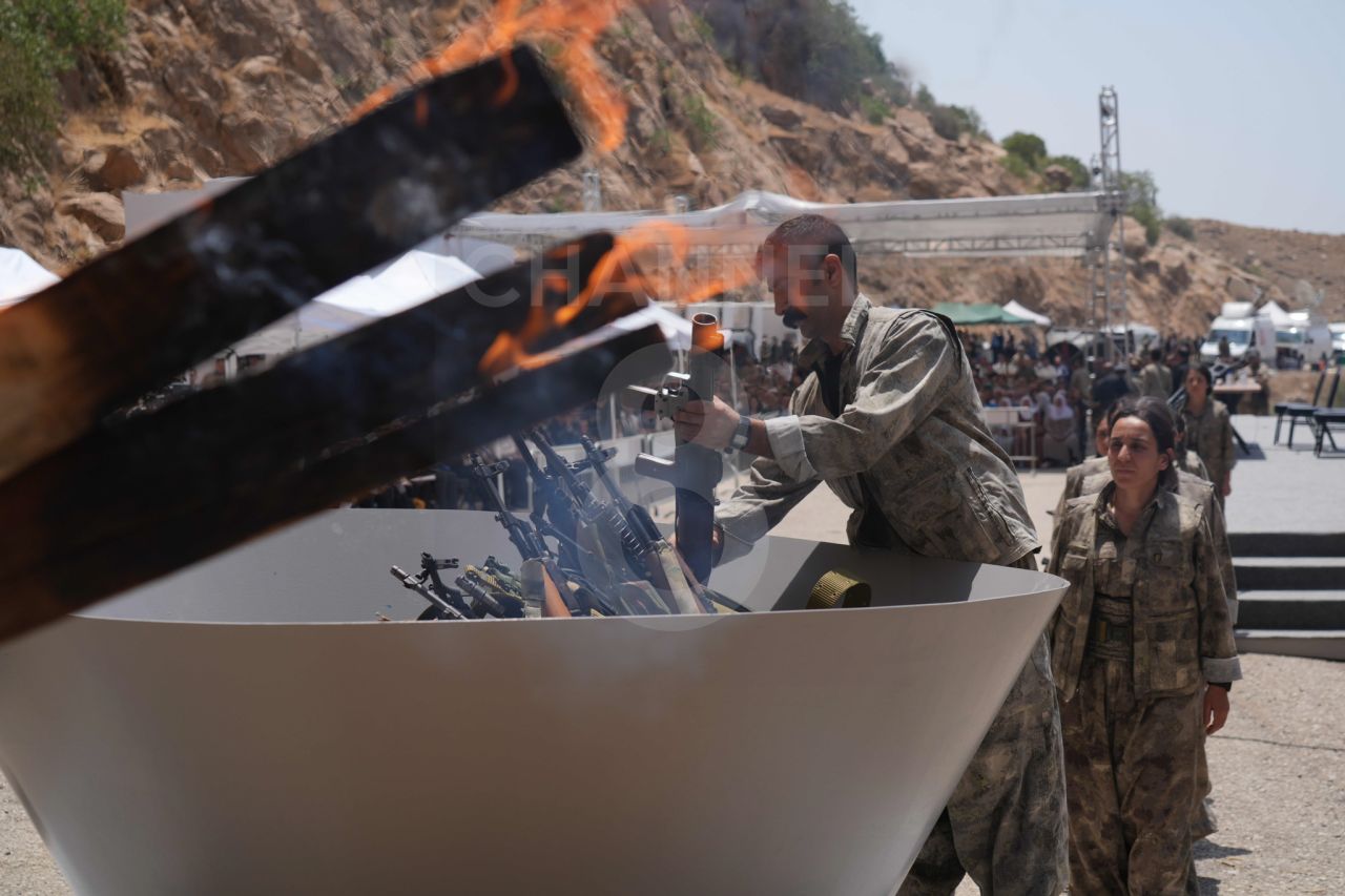 PKK'lıların silahları yaktığı anlar paylaşıldı! Keleşler kazanda yakıldı... 7