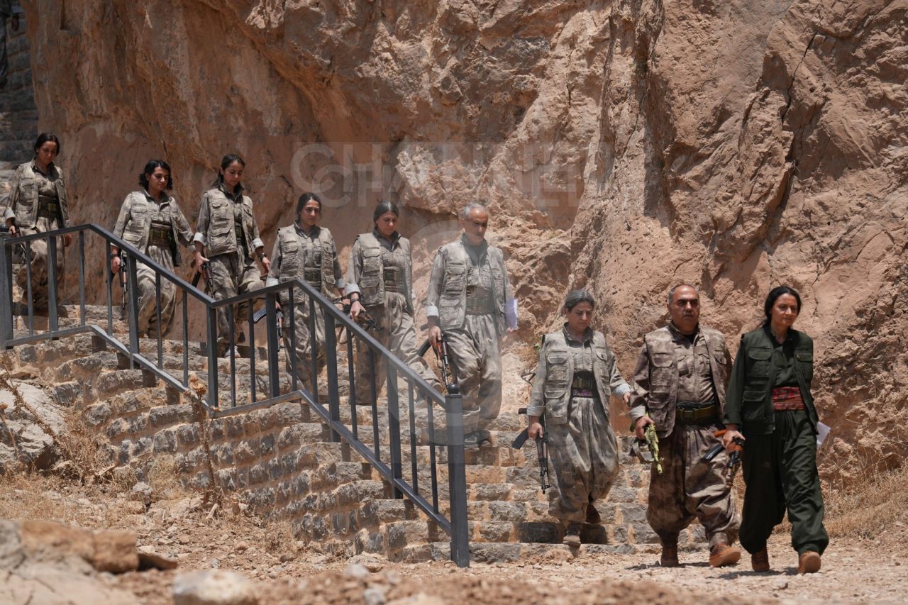 PKK'lıların silahları yaktığı anlar paylaşıldı! Keleşler kazanda yakıldı... 13
