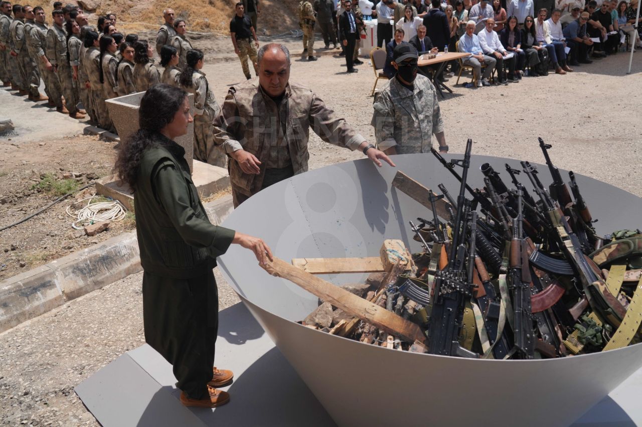 PKK'lıların silahları yaktığı anlar paylaşıldı! Keleşler kazanda yakıldı... 4