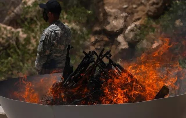 PKK'lıların silahları yaktığı anlar paylaşıldı! Keleşler kazanda yakıldı... 16