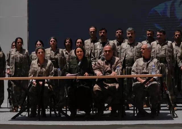 PKK'lıların silahları yaktığı anlar paylaşıldı! Keleşler kazanda yakıldı... 18