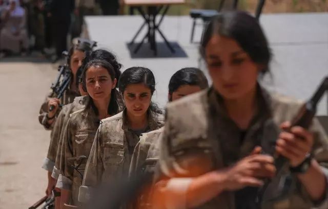 PKK'lıların silahları yaktığı anlar paylaşıldı! Keleşler kazanda yakıldı... 17