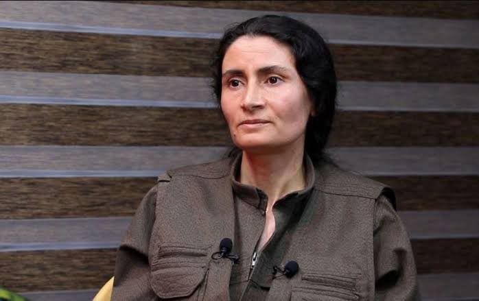 PKK'nın sözde lideri Bese Hozat silahını yaktı: Tarihi tören görüntülerinde dikkat çeken detay 5