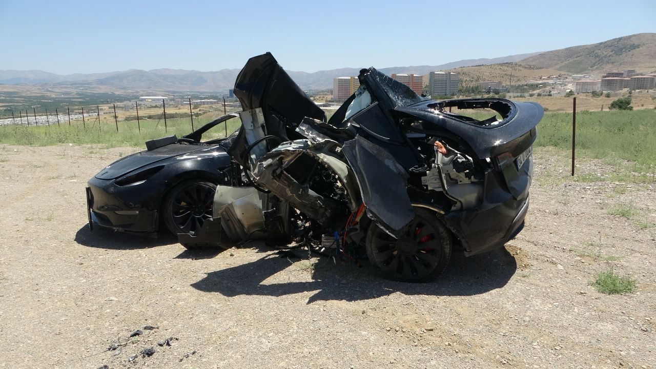 Malatya'da aydınlatma direğine çarpan Tesla ikiye bölündü, iki hemşire feci şekilde can verdi 6