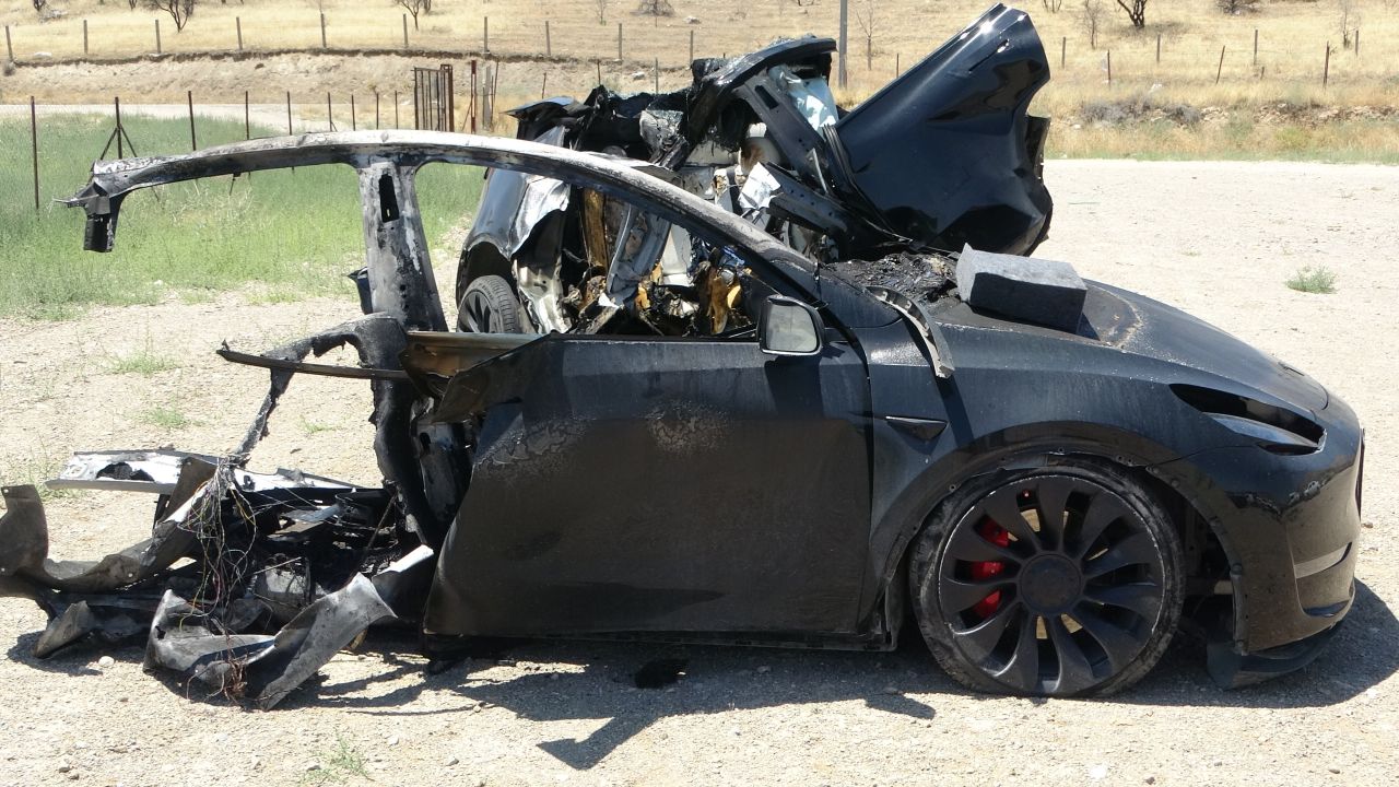 Malatya'da aydınlatma direğine çarpan Tesla ikiye bölündü, iki hemşire feci şekilde can verdi 5