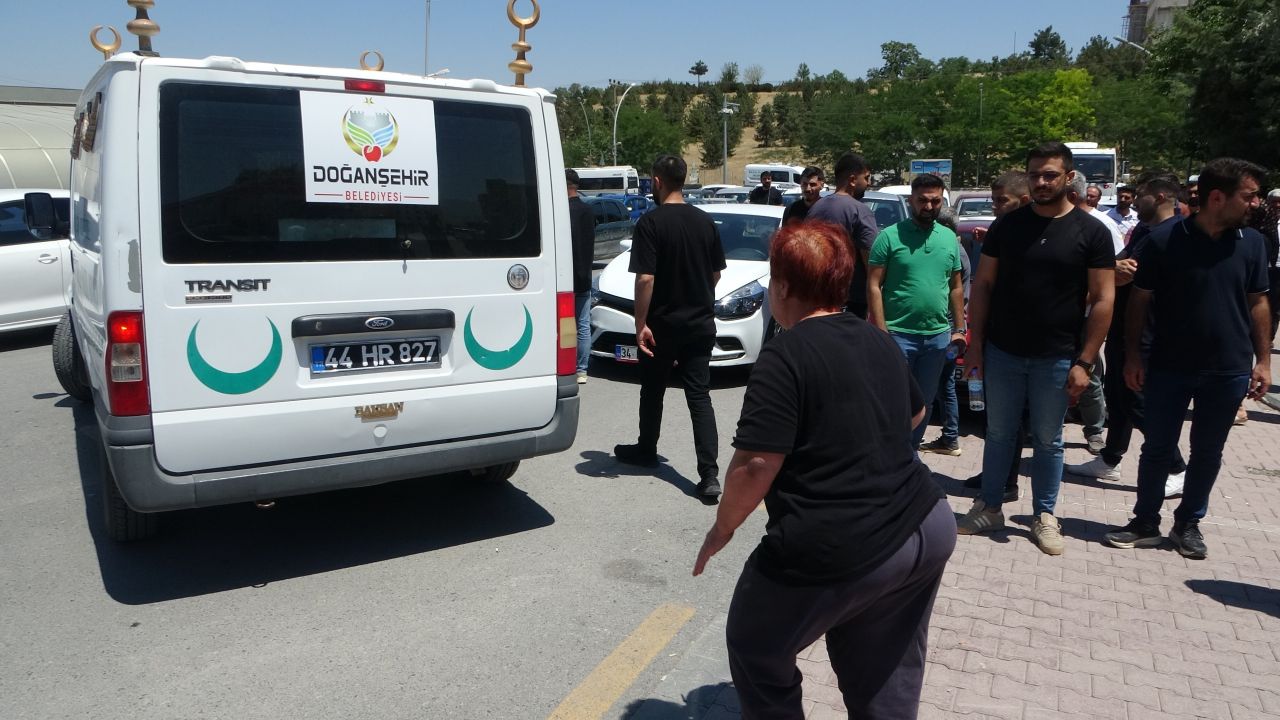 Malatya'da aydınlatma direğine çarpan Tesla ikiye bölündü, iki hemşire feci şekilde can verdi 4