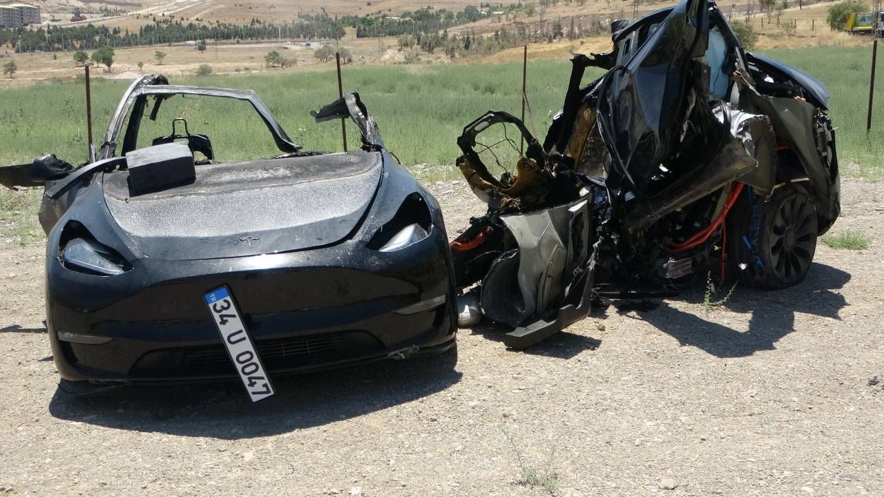 Malatya'da aydınlatma direğine çarpan Tesla ikiye bölündü, iki hemşire feci şekilde can verdi 1