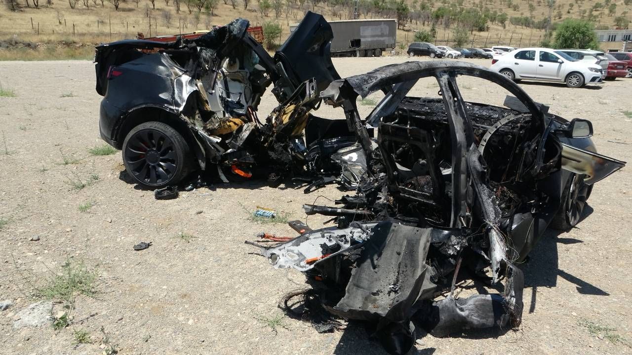 Malatya'da aydınlatma direğine çarpan Tesla ikiye bölündü, iki hemşire feci şekilde can verdi 3