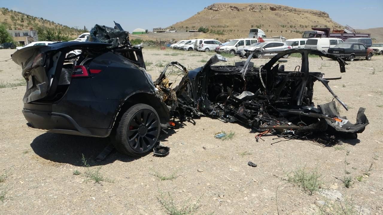 Malatya'da aydınlatma direğine çarpan Tesla ikiye bölündü, iki hemşire feci şekilde can verdi 2