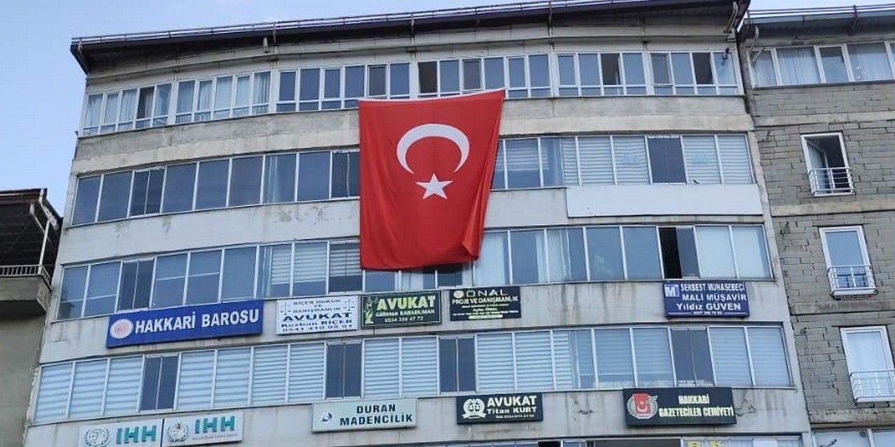 Erdoğan'ın çağrısının ardından Hakkari’den İstanbul'a herkes Türk bayrağı asmaya başladı 1
